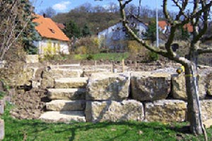 Blocksteinmauer